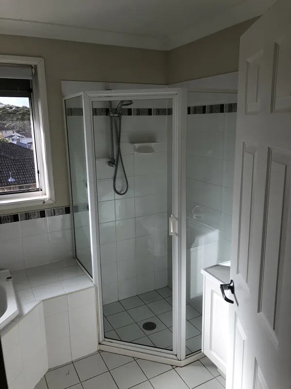 Main bathroom before renovation in Bateau Bay