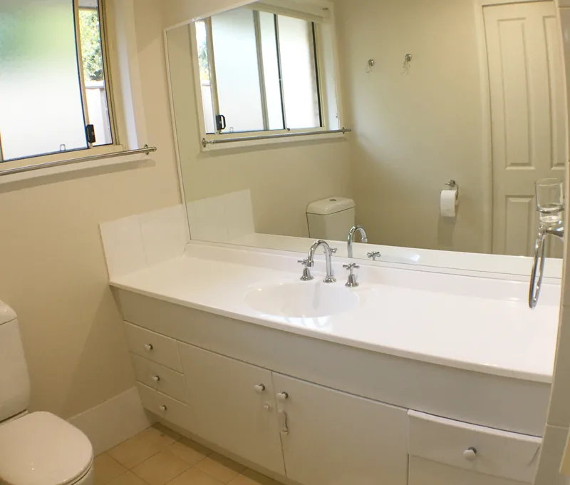 Floor-mounted vanity before the Mardi ensuite renovation
